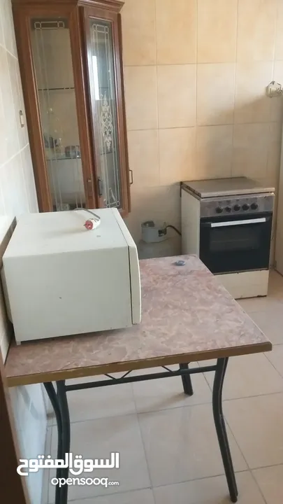 شقة في بناية الزيتونه للطالبات فقط، بالقرب من جامعة اليرموك خلف شارع الجامعه ، قريبه خدمات
