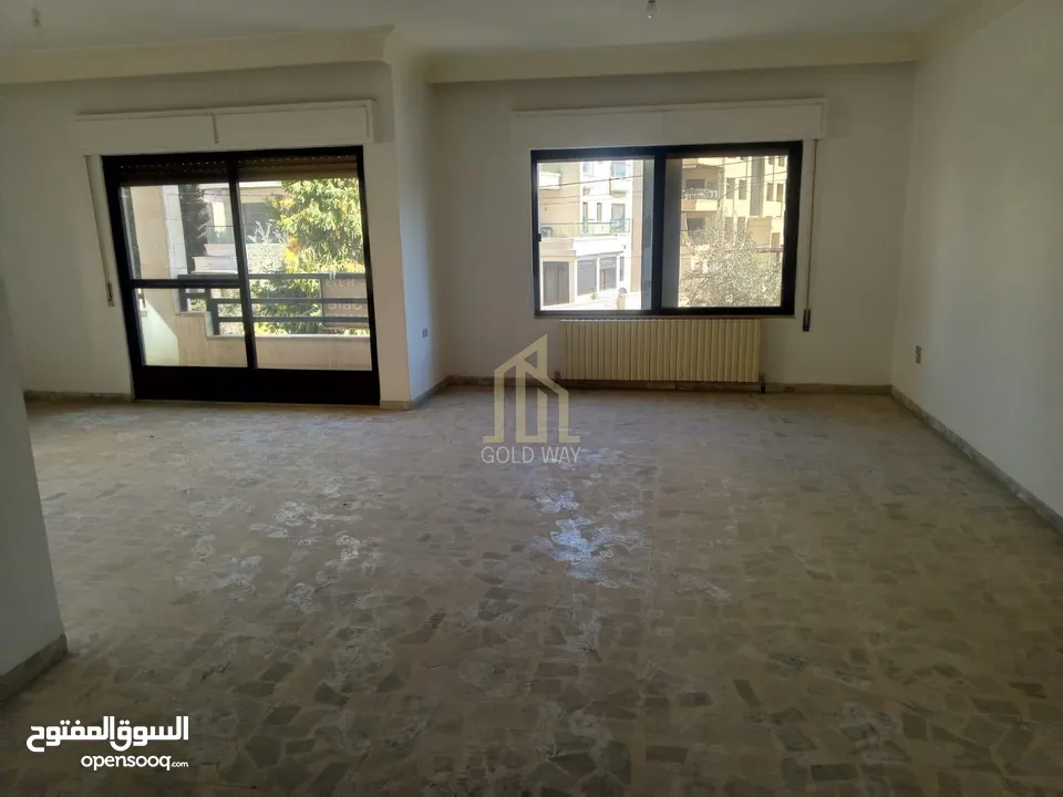 في أجمل مناطق عبدون طابق أول 205م بتشطيبات راقية وسعر مميز / ref 9427