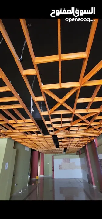 ديكور خشب سقف لمعرض كبير للبيع