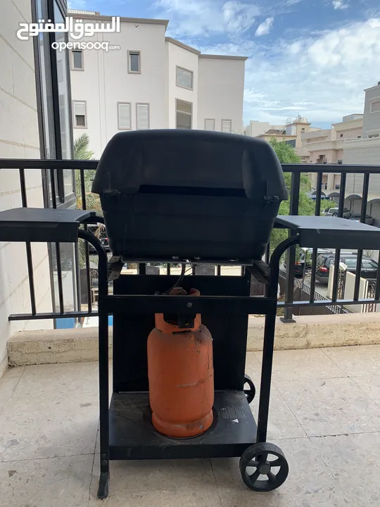 Bbq grill with gas can