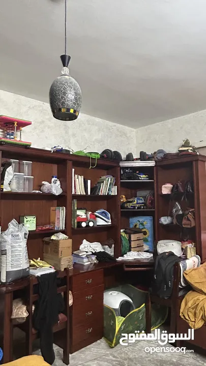 غرفة نوم مكونة من تختين وخزانة ومكتبة