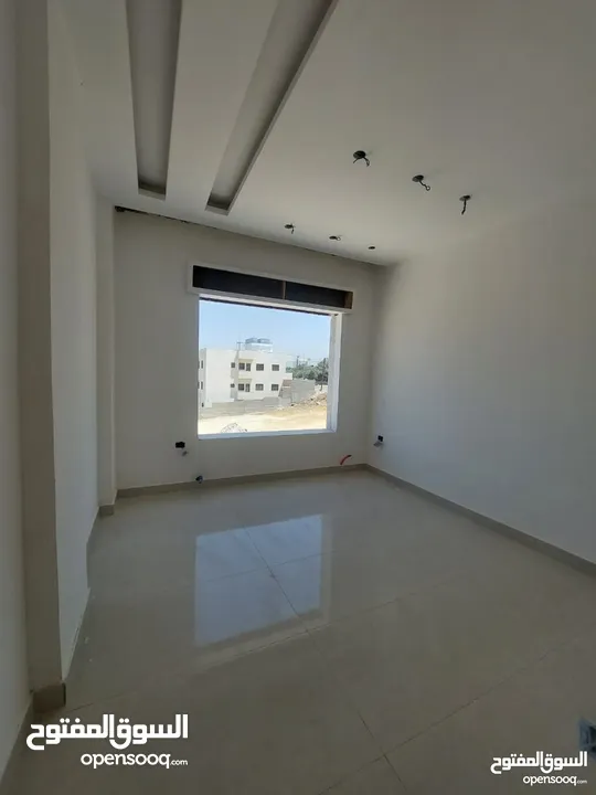 ثالث مع روف قرب دوار المرزق مرج الحمام تشطيب فندقي