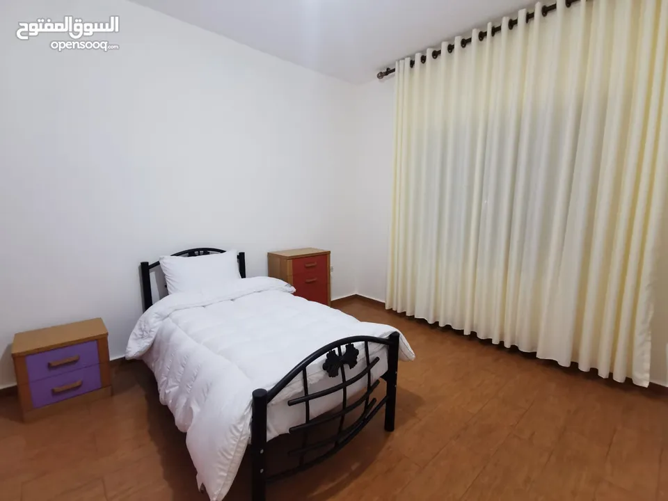 شقة مفروشة للإيجار السنوي بأجمل مناطق مرج الحمام خلف القرية الملكية مباشرة.