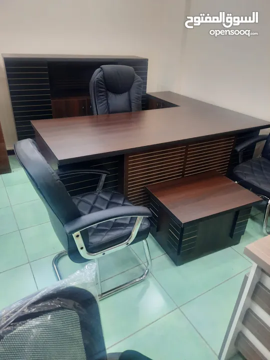 مكتب مدير مع ملحق وادراج وطاولة