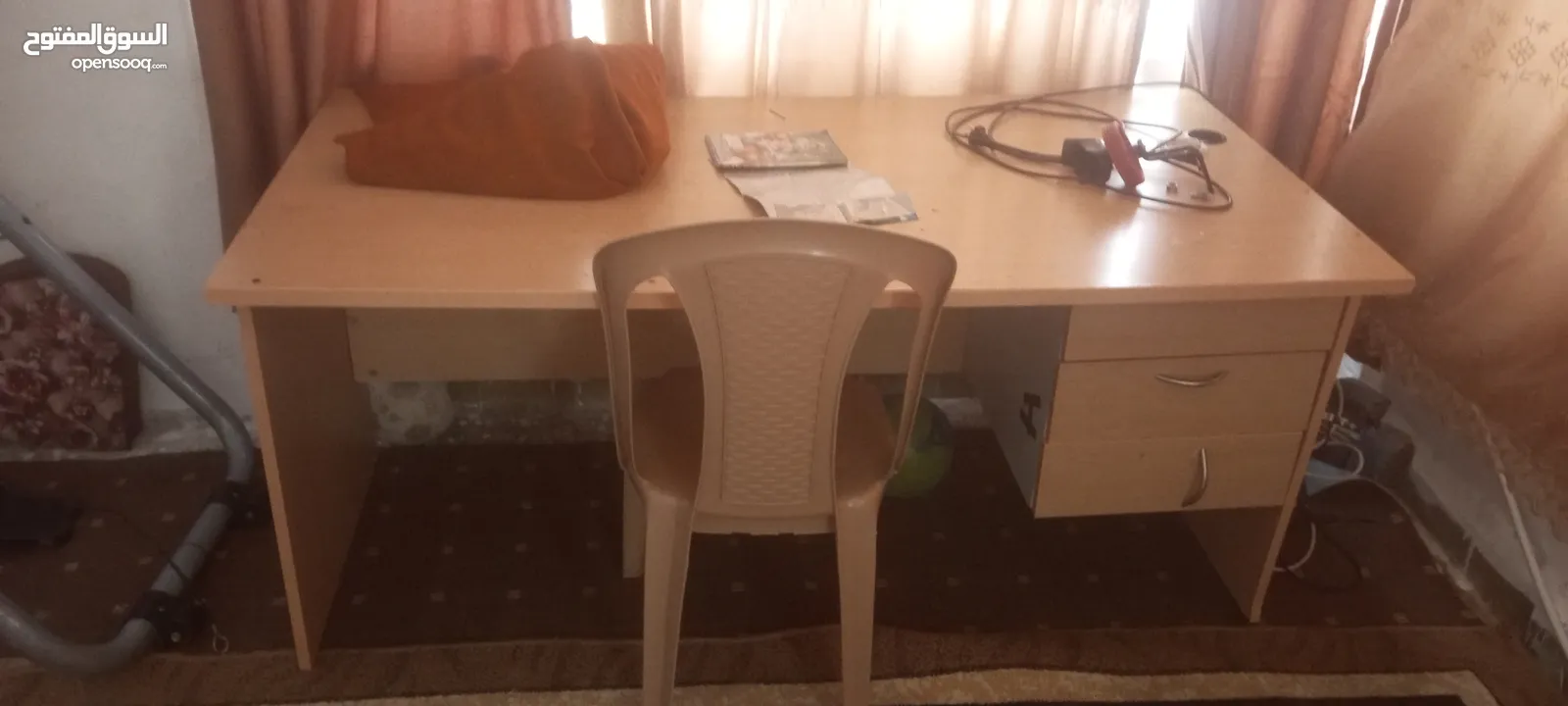 طاولة مكتبيه بحاله ممتازة