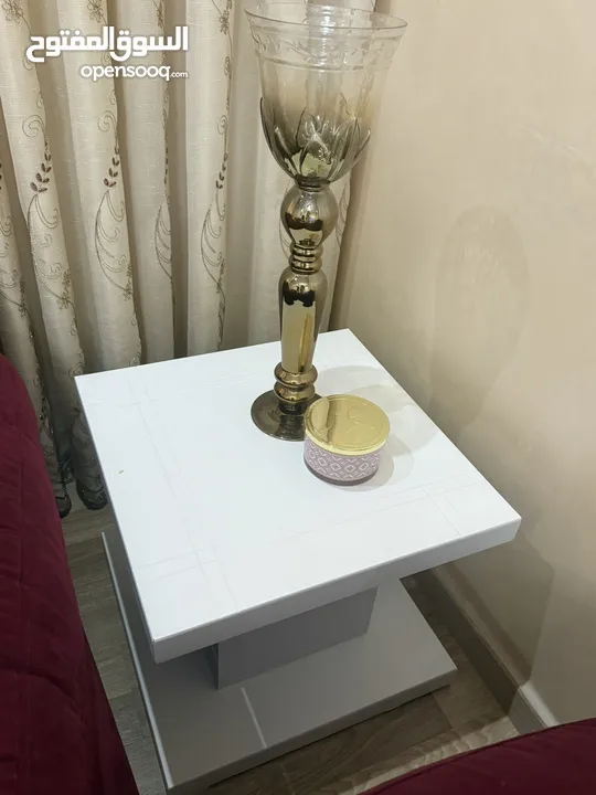 كنب لون خمري  طاولات طقم  لون ابيض 3  تيبل لامب 2  براويز 2  طاولة تلفزيون