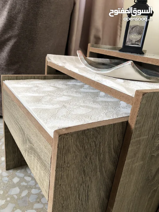 طاولة صالة بالون ابيض و خشبي مع تصميم يناسب جميع الديكورات يمتاز بسهولة التنظيف و يحتوي على خزانتين