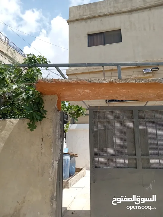 منزل كامل للبيع في جرش منطقة الجبارات مطل على شارعين قريب من مطعم وسوبر ماركت الوادي الأخضر