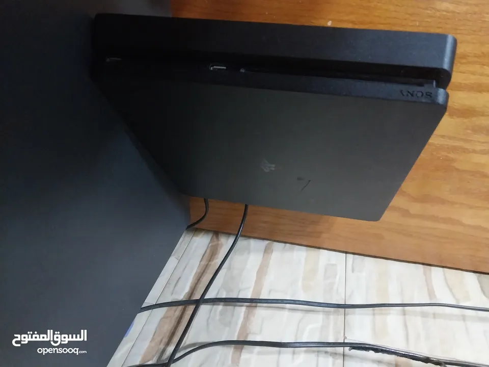 بلايستيشن 4 مستعمل اقل من سنة وكالة مش مصلح مع سي دي فيفا 23 و يدتان فيهم عطل موضح بالوصف