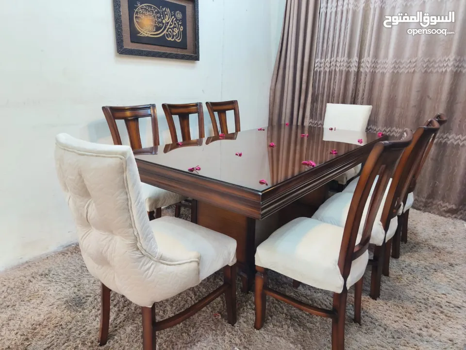 طاولة سفره 8كراسي وكاله بحالة الجديد