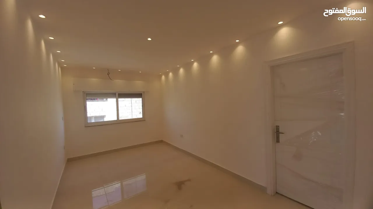 شقة غير مفروشة للايجار في ام اذينة  ( Property 40136 ) سنوي فقط