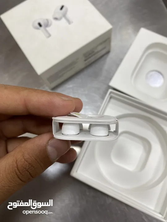 AirPods Pro الاصليه من شركه ابل وكاله استعمال بسيط بحاله الجديد صوتها نخب مكالمات أغاني كل اشي تحكم