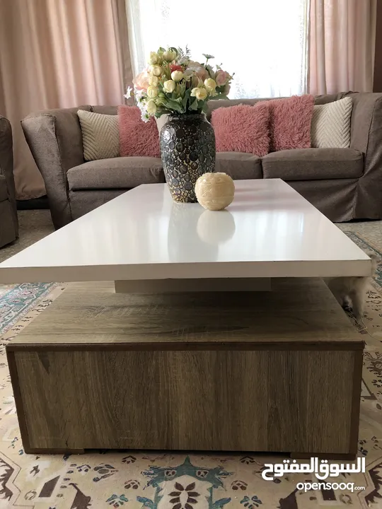 طاولة صالة بالون ابيض و خشبي مع تصميم يناسب جميع الديكورات يمتاز بسهولة التنظيف و يحتوي على خزانتين