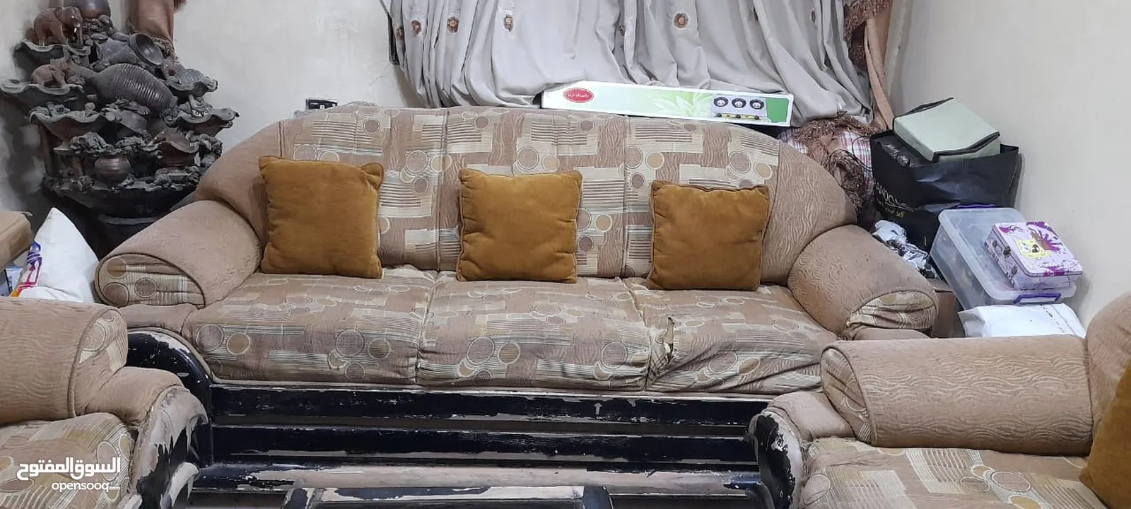 طقم كنبايات كويتي خشب زان للبيع ومع طاولة