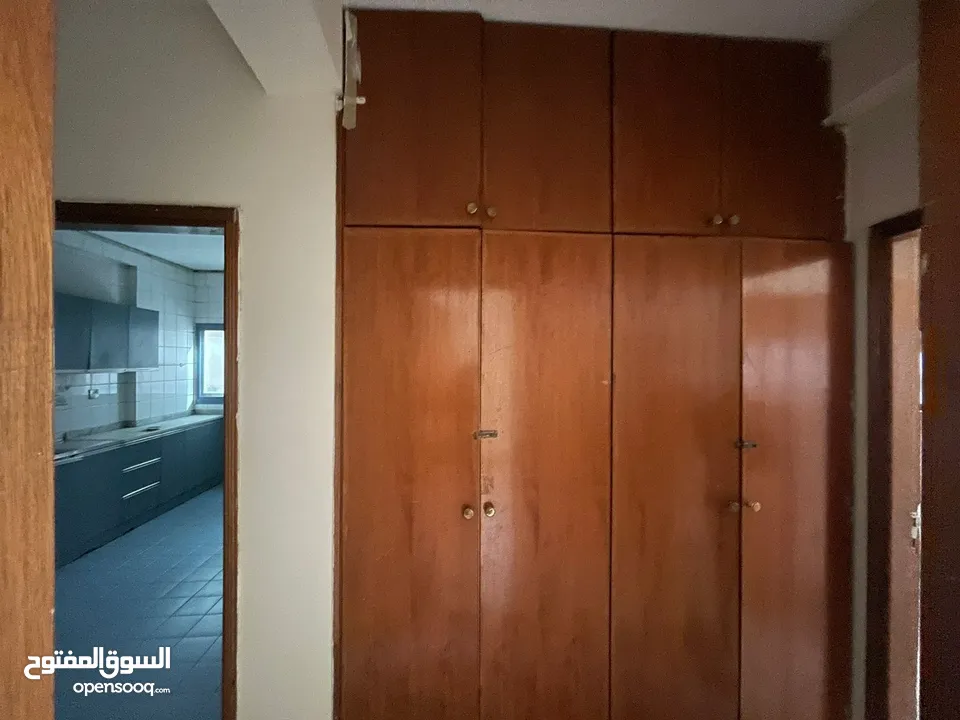 ( محمود سعد )  للايجار السنوي في الشارقة شقة غرفتين وصالة مع بلكونة اطلالة بحرية مع خزائن في الحائط