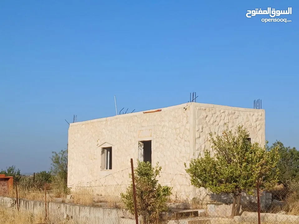 مزرعه أربعه دونم مشيكه بالكامل ارض زراعيه وبيت ريفي غرفتين وحمام ومطبخ صغير وباربكيو وساحه واسعه