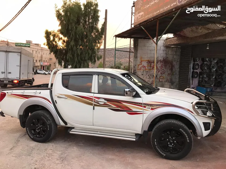 بكم متسبيشي ،L200 لون ابيض موديل 2013بحال الوكاله من الداخل والخارج ماشي190 الف فقط