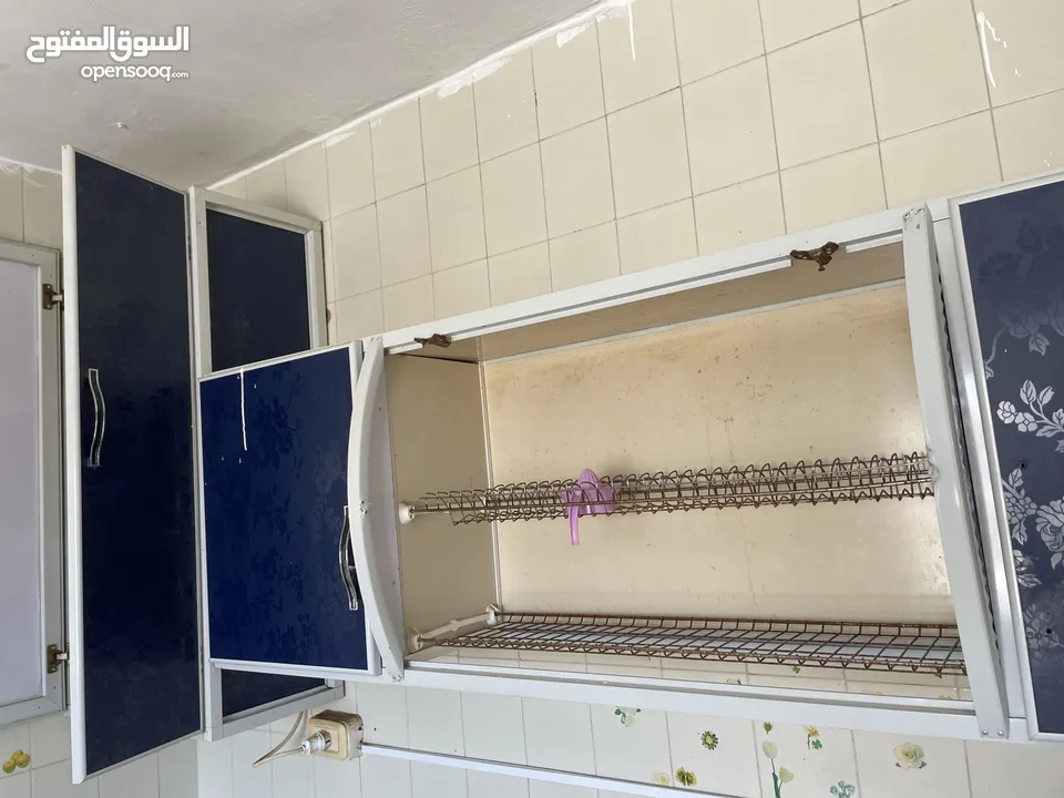 مطبخ الموضح بالصورة كامل بأغراضو للبيع
