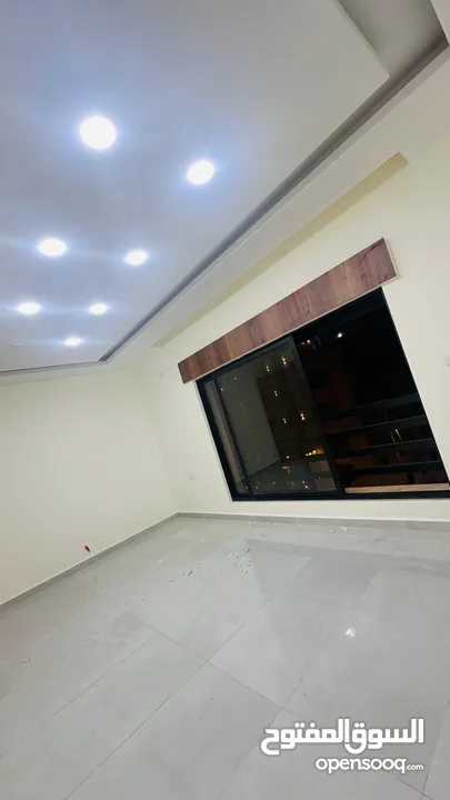 طابق شبه ارضي مطلة و مشمسة و مهوية بأرقى مناطق حي الياسمين المطله على كوريدور عبدون بسعر ناري جدآ