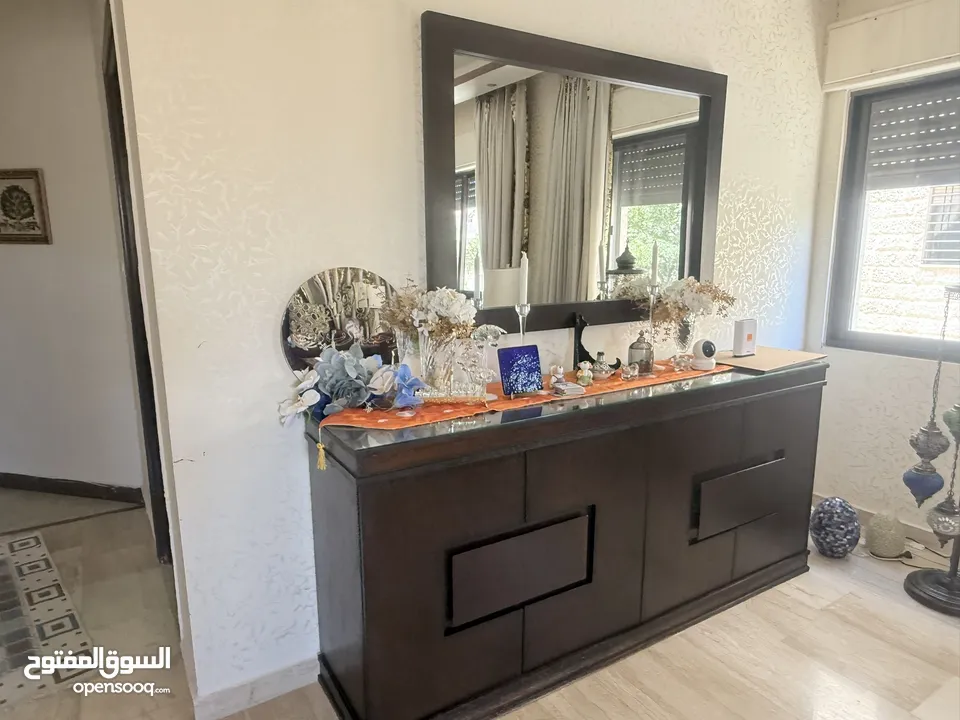 غرفة سفرة مميزه للبيع اجهزة كهربائية بحال البلاش  طاولة مطبخ مميزه  خزانة تلفزيون مميزه بحال الجديد