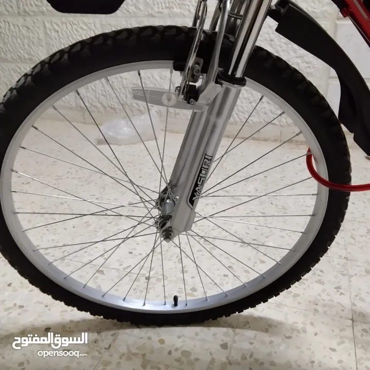 بسكليت جبلي وليس رود طارات المنيوم مستعمل بحالة الوكالة استعمال شهرين