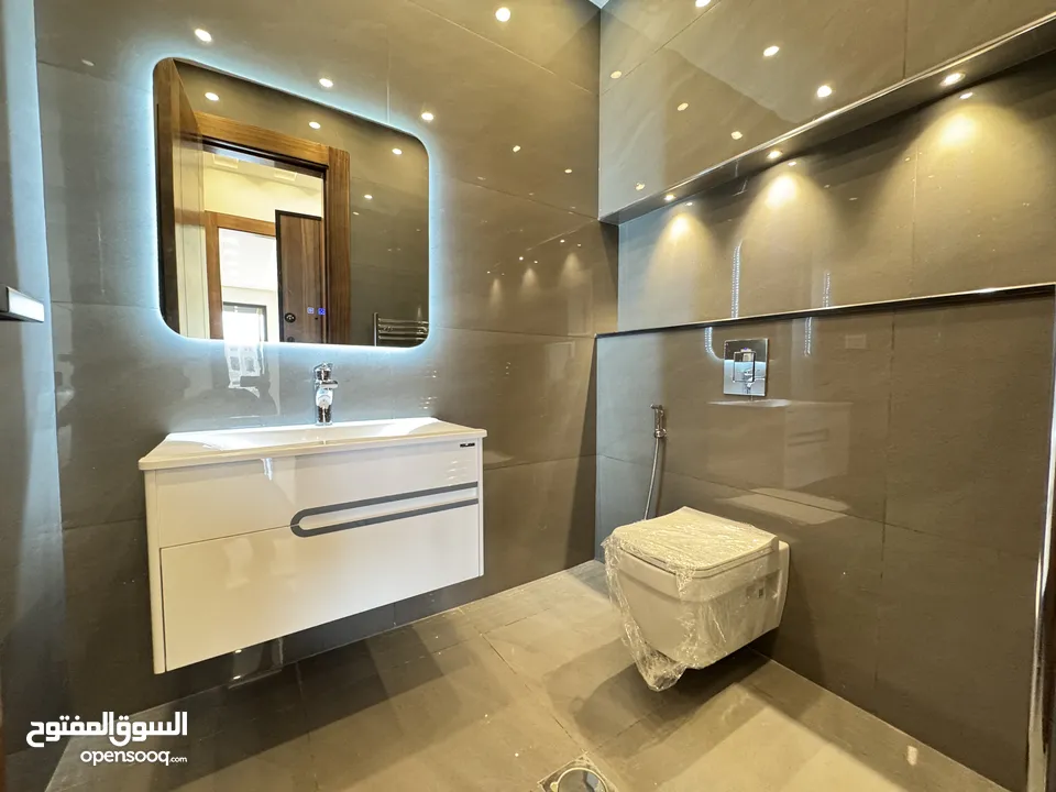 شقة مميزة طابق اول مساحة 214 م بتشطيبات مميزة باجمل مناطق رجم عميش مع بلكونات بنظام ترسات