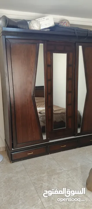 غرفة نوم لاتيه تخت مفرد و نصف مع خزانه و ملحقات الغرفه بالكامل