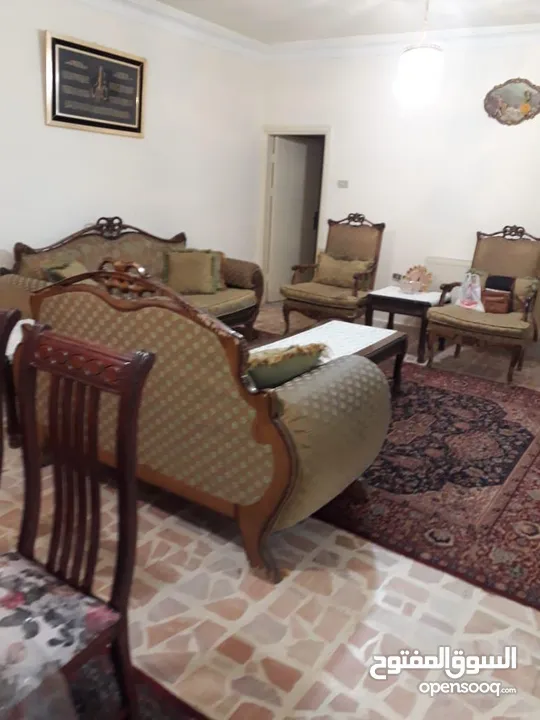شقه للبيع او الإيجار مفروشه او فارغه  بمساحة 100 متر شبه أرضي تقع في منقطعة الجاردنز بالقرب من جبري