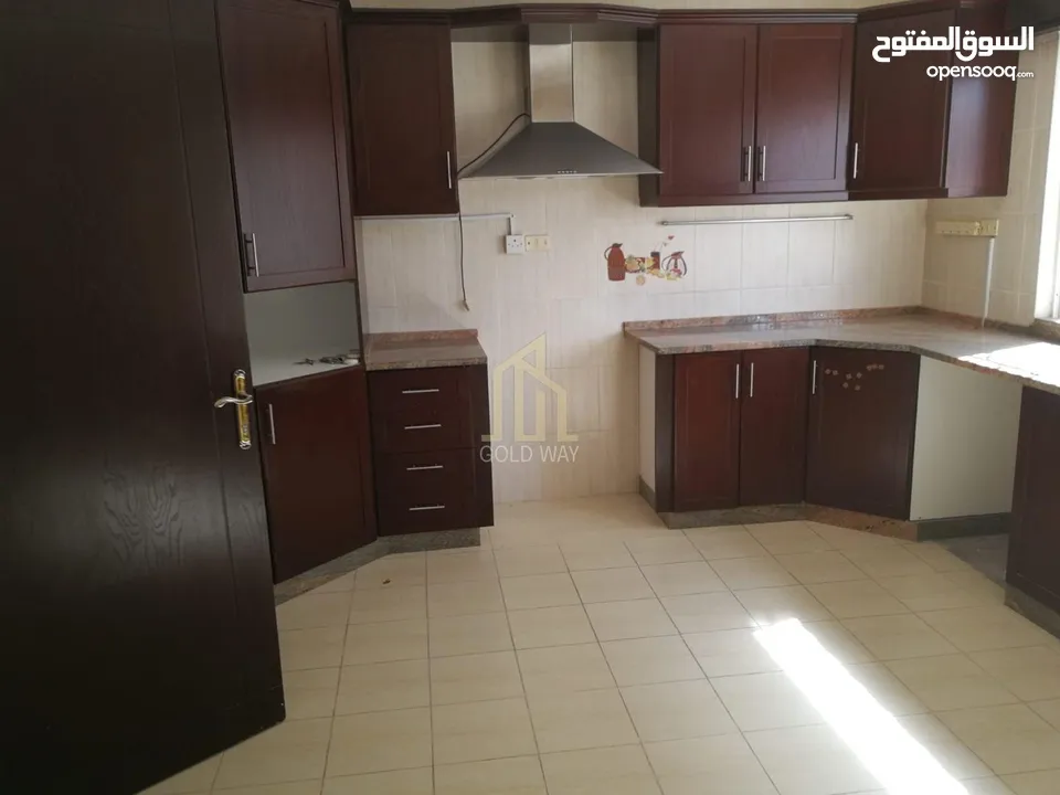 في أرقى مناطق الصويفية شقة طابق ثالث أخير 170م مجدده بالكامل بسعر مميز / ref 9085