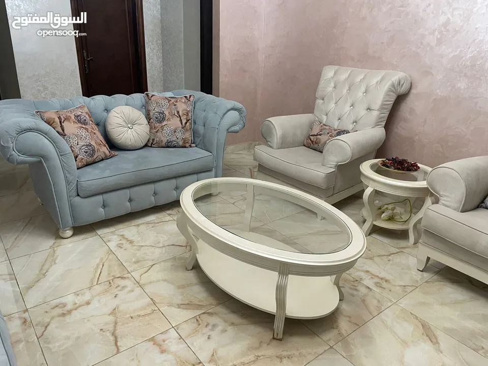 كنب صالون مع طاولات