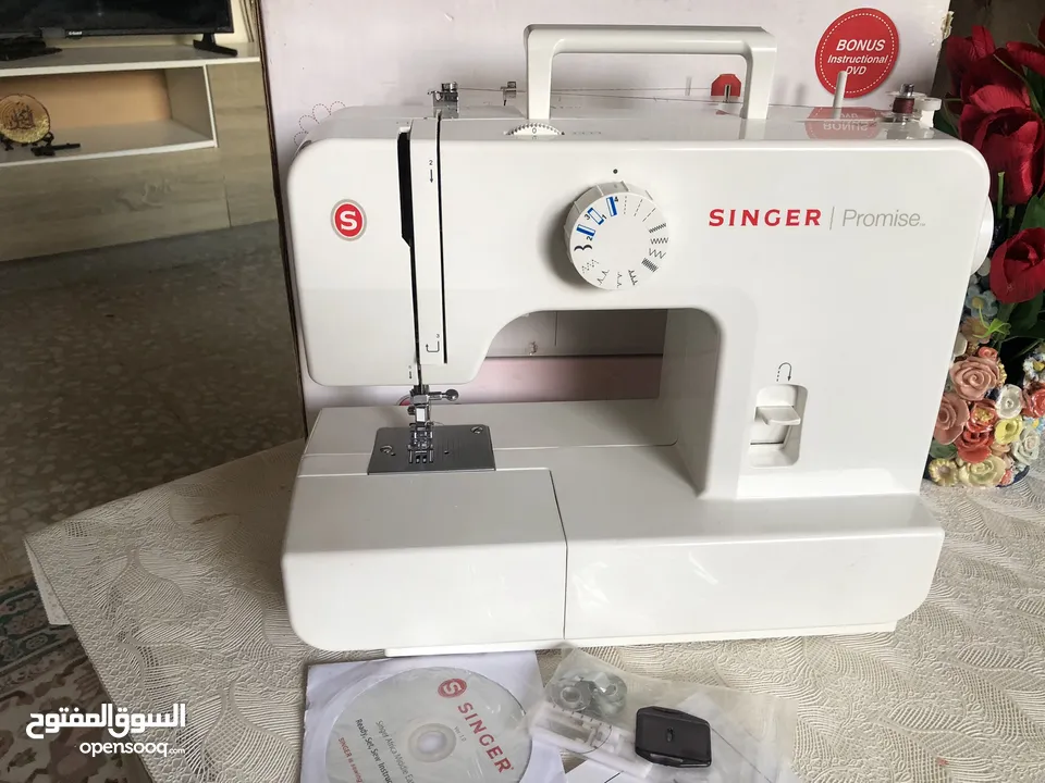 مكينة خياطة رائعة singer بيضاء نظيفة لامعة   تخيط بعدة اشكال مميزة مع ثلاثة ملكوك