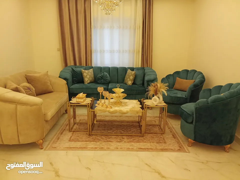 طقم كنب شبه جديد بسعر مغري