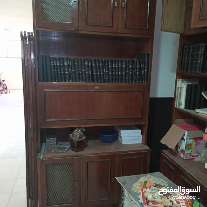 مكتبة للبيع