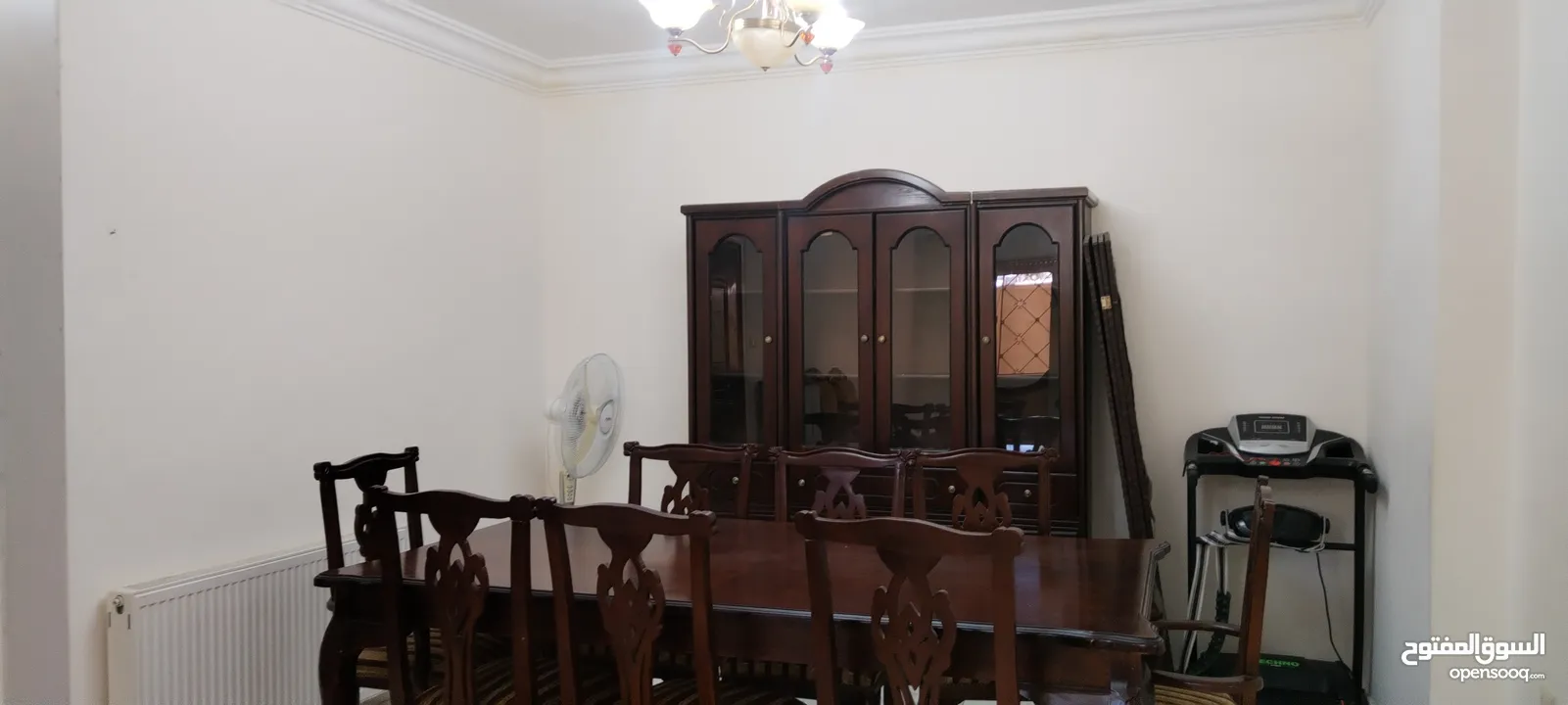 طاولة سفرة مع فضية  للبيع