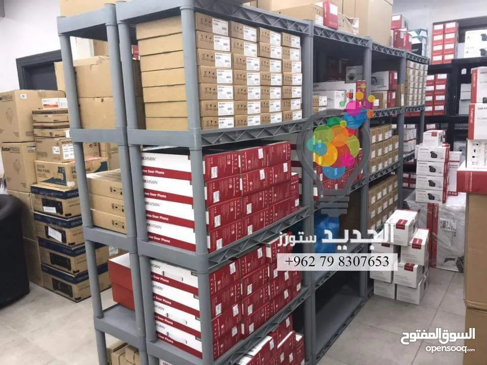 رفوف بلاستيك لتخزين البضائع وعرضها وتصفيطها