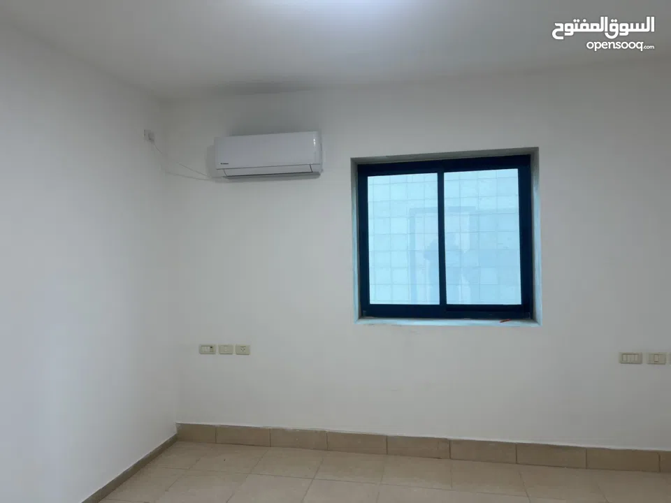 مكتب للايجار في الارسال قرب قصر الحمرا بصلح عياده طبيه او صالون تجميل او اي اعمال مكتبيه