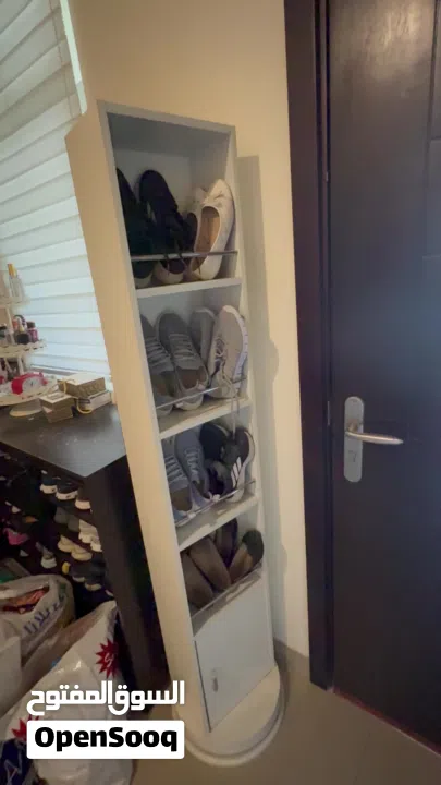 مرايا طويلة وثقيلة الوزن جودة عالية خلفها رفوف لتخزين الاحذية