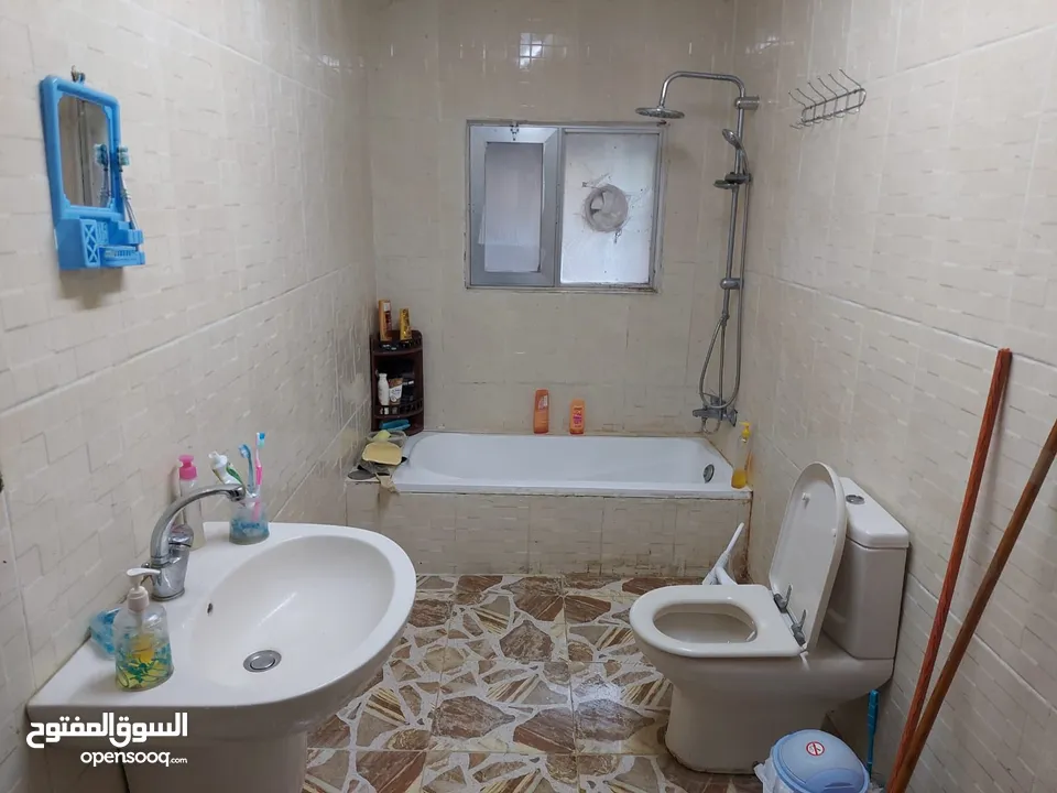 بيت ثلاث طوابق كل طابق مدخل منفصل مع برنده واسعه مع ارض 650 متر مزروعه شجر كبير مثمر بسعر 45000  JD
