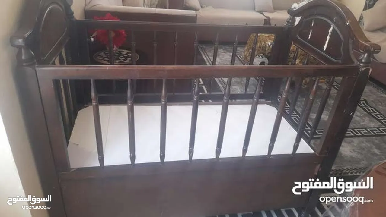 سرير بيبي خشب بلوط بحالة الجديد