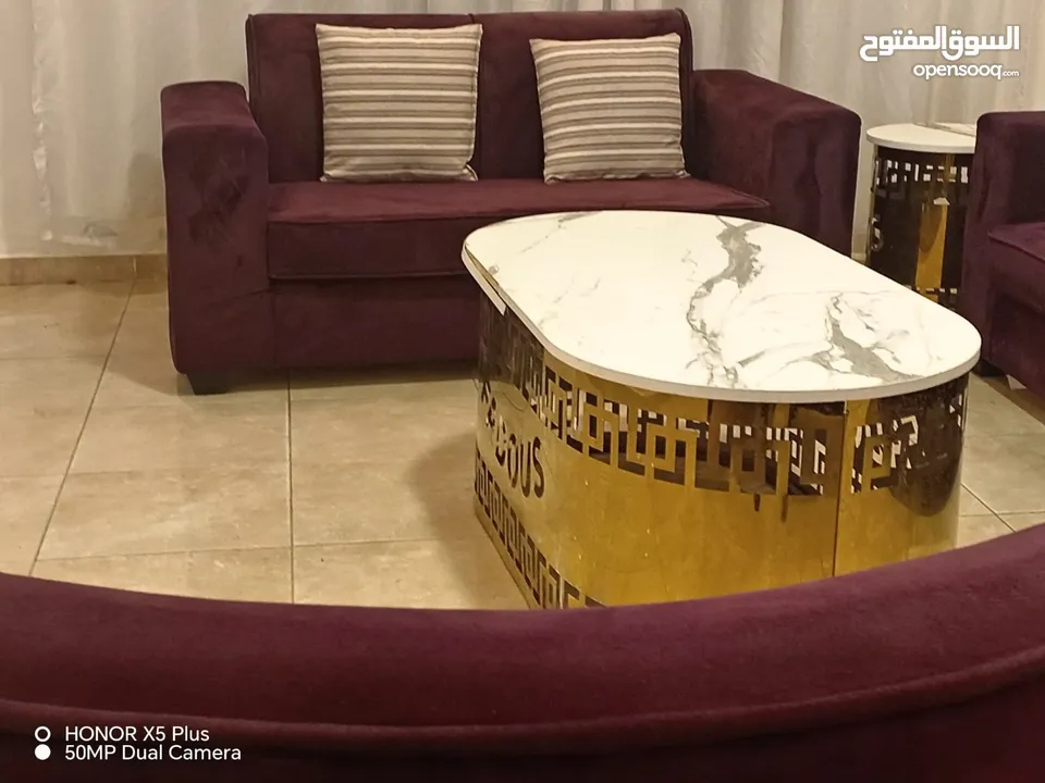 جلسة فاخرة بتصميم عصري وألوان ملكية! طقم كنب متكامل باللون العنابي الغني، قماش مخملي ناعم ومريح