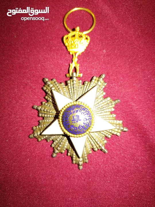 نيشان ملكى وزن41, 41 جرام من الدهب والفضه وعقدفضه من الاحجار الكريمه وطوابع قديمه نادره