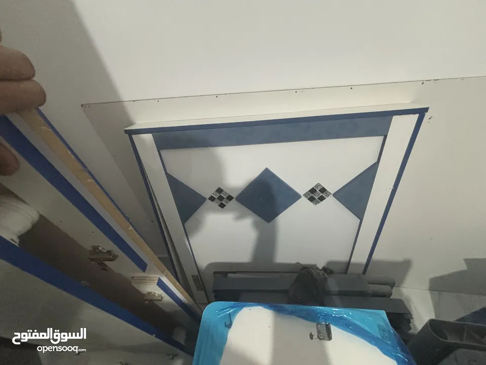 كنب و طاولة وسط و غرفتين نوم وحدة