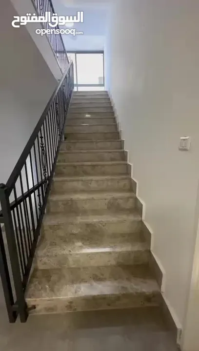 شقه للبيع مع حديقه بعين منجد