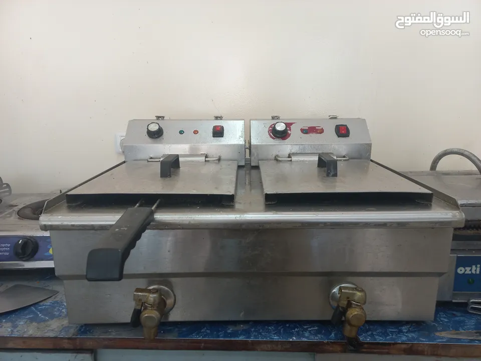 اغراض مطعم توست للبيع كامله