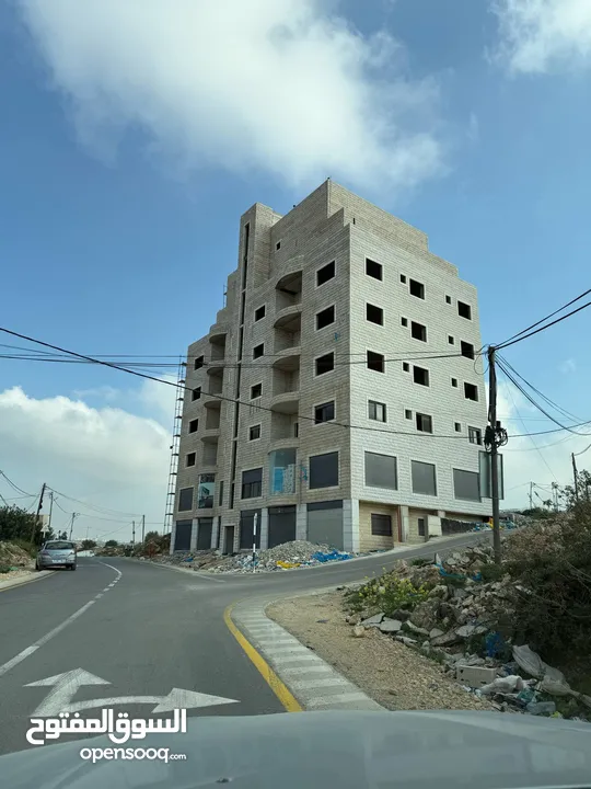 شقة عظم للبيع بالمزرعة القبلية بالقرب من جامعة بيرزيت