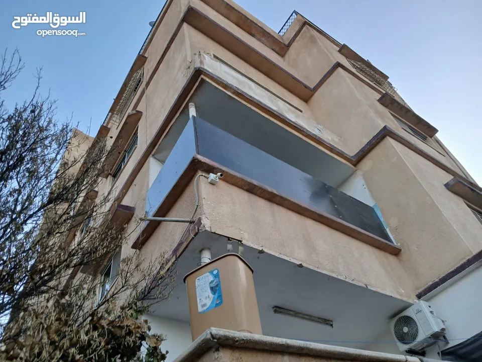 شقة طابق ارضي   مساحتها 100متر مربع  قابلة للتوسعة لتصبح 160 متر مربع  مع كراج   //// عمان جبل التاج