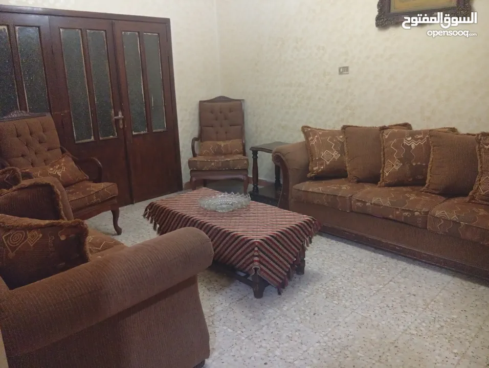 طقم كنب بحاله جيده جدا للبيع المستعجل