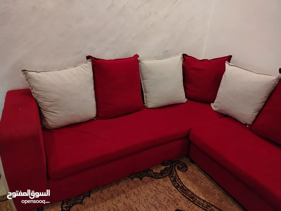 طقم كورنر 9  مقاعد بحالة جيدة جدا لون خمري وبيج