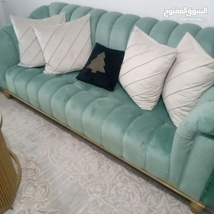 غرفه ضيوف كامله جديده   مع طاوله سفره  وسجاد وطاولات وسط  للبيع