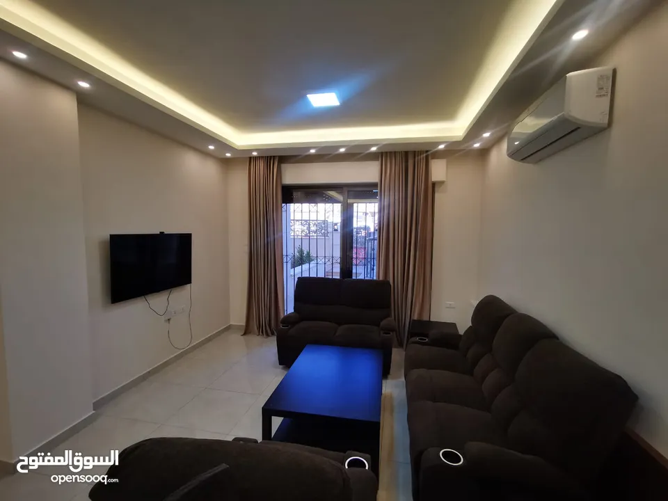 شقة مفروشة ارضيه  للايجار في منطقة عبدون .. مع ترس و كراج  / مساحة 120م